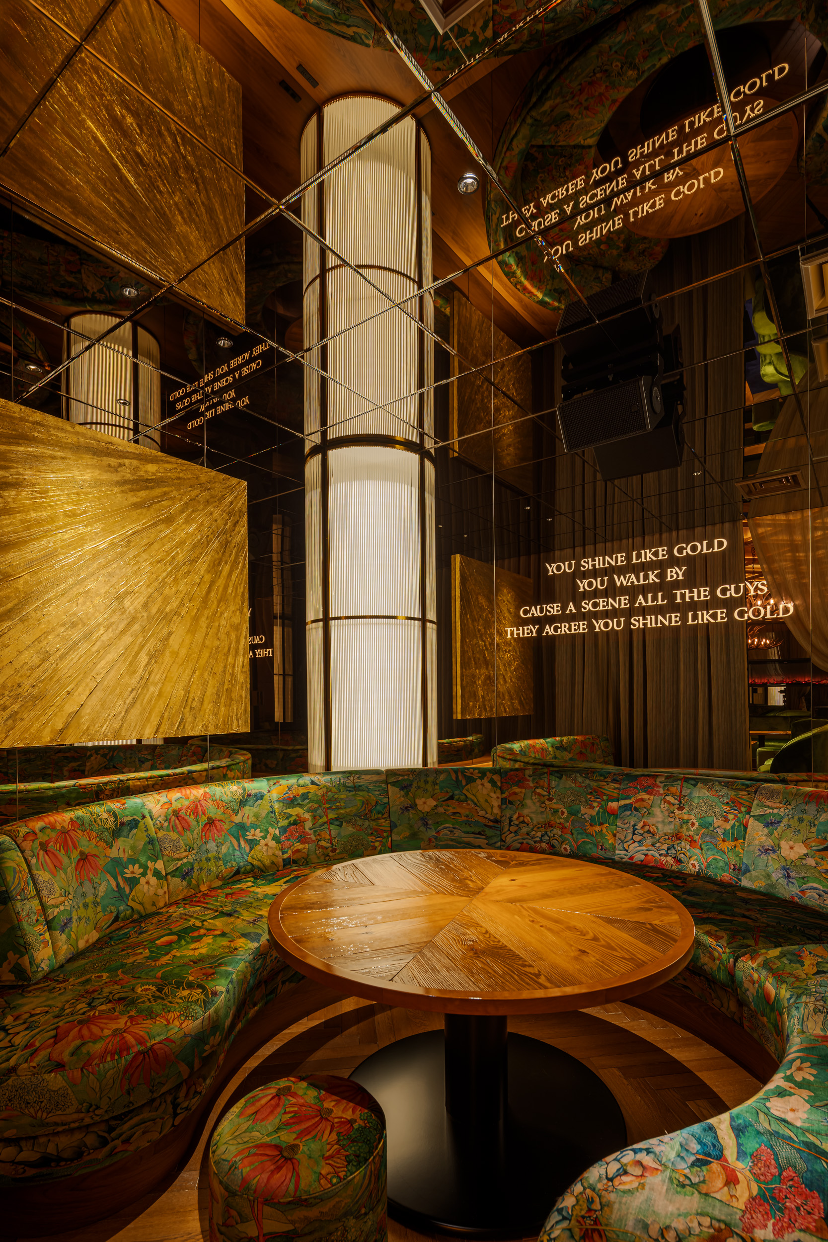 メインホール2縦長