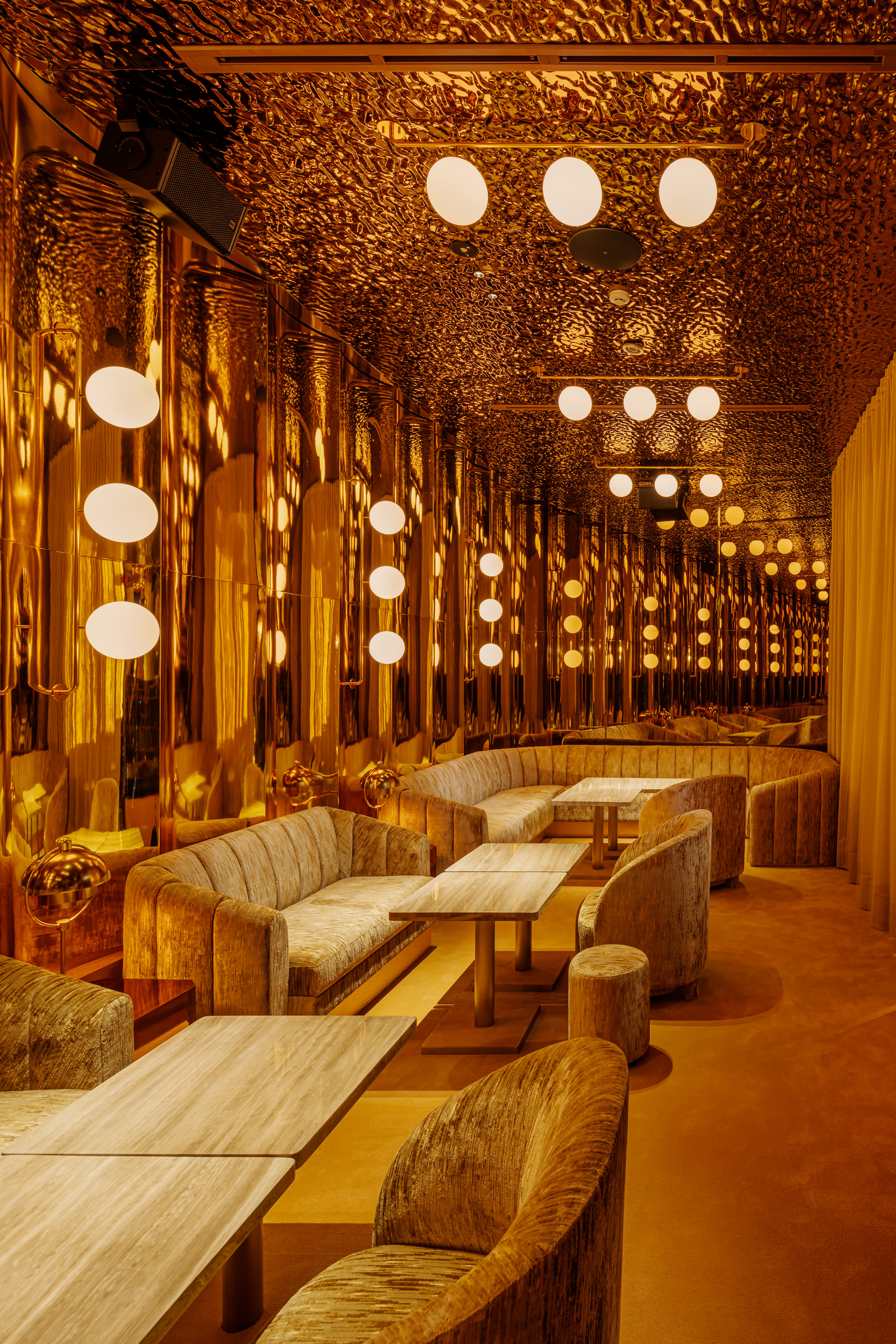 メインホール2縦長